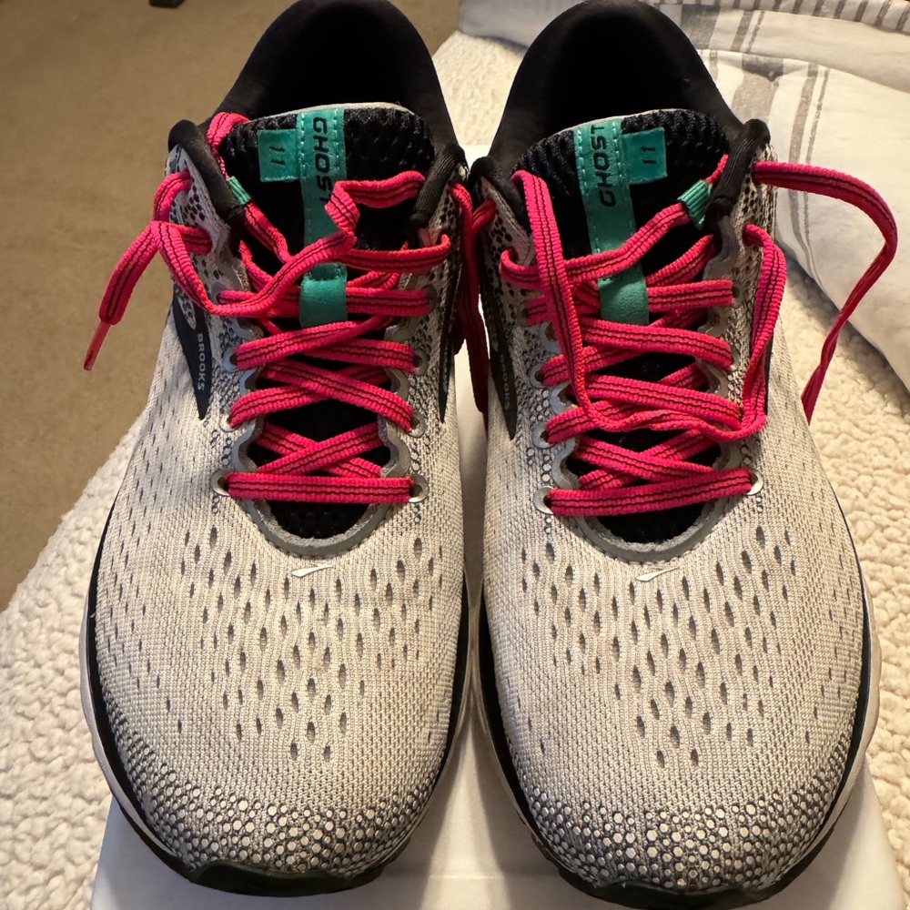 Women’s size 9 Brooks ghost 11